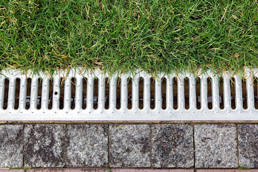 Tips for Efficiently Dealing with Stormwater Using a Water Drainage System
