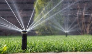 A sprinkler system efficiently sprays water on a lush lawn, adapting to both low and high water pressure conditions.